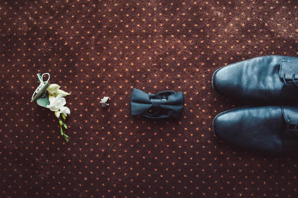 Schuhe Uhr Schmetterling Krawatte Manschettenknöpfe Bräutigam für die Hochzeit — Stockfoto