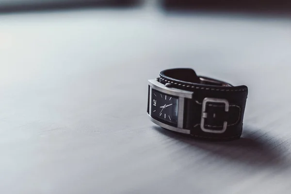 Reloj de pulsera minimalista esfera negra sobre fondo blanco — Foto de Stock