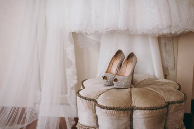 Gelin düğün ayakkabıları ile yüksek topuklar ve koyun kılığına üzerinde gümüş pırlanta küpe