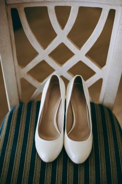 Gelin düğün ayakkabıları ile yüksek topuklar ve koyun kılığına üzerinde gümüş pırlanta küpe