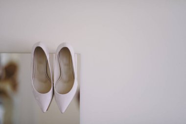 Gelin düğün ayakkabıları ile yüksek topuklar ve koyun kılığına üzerinde gümüş pırlanta küpe