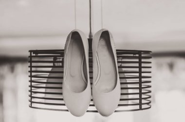 Gelin düğün ayakkabıları ile yüksek topuklar ve koyun kılığına üzerinde gümüş pırlanta küpe