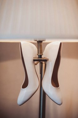 Gelin düğün ayakkabıları ile yüksek topuklar ve koyun kılığına üzerinde gümüş pırlanta küpe