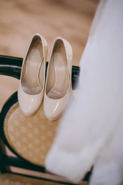 Gelin düğün ayakkabıları ile yüksek topuklar ve koyun kılığına üzerinde gümüş pırlanta küpe — Stok fotoğraf
