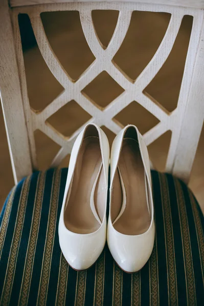 Gelin düğün ayakkabıları ile yüksek topuklar ve koyun kılığına üzerinde gümüş pırlanta küpe