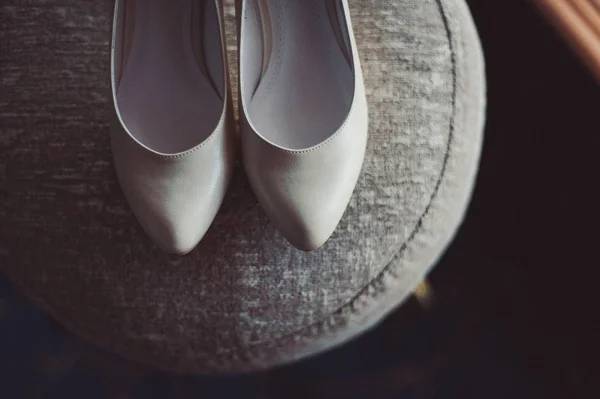 Zapatos de novia de boda con tacones altos y pendientes brillantes de plata en la ropa de oveja — Foto de Stock