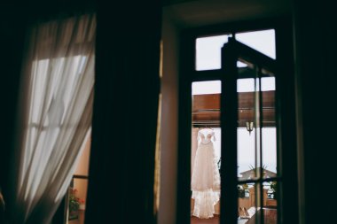 Güzel gelin ayrı ayrı gelinlik