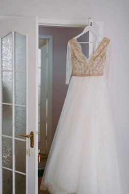 Güzel gelin ayrı ayrı gelinlik