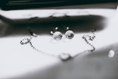 Düğün takı, beyaz küpe ve bilezik gelin, düğün, düğün için hazırlanıyor gelinin Günaydın