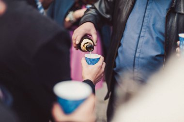 Garson şampanya kristal Gözlükte dökülen.