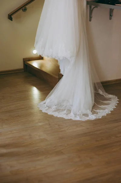 美丽的新娘婚纱礼服的分别 — 图库照片