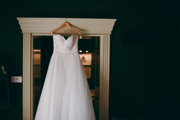 Belle mariée robes de mariée séparément — Photo