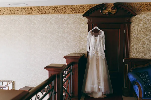 Belle mariée robes de mariée séparément — Photo