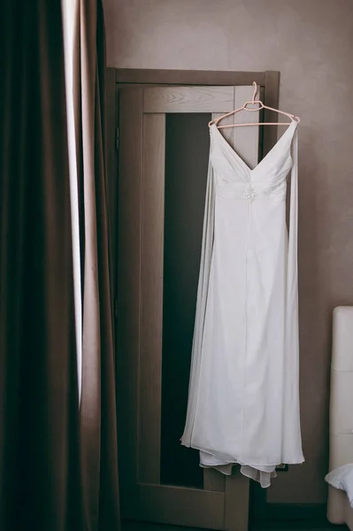 Vackra brud bröllop klänningar separat — Stockfoto