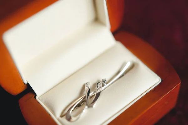 Bruiloft sieraden, witte oorbellen en armband bruid, ceremonie van het huwelijk van de bruid ochtend, voorbereiden op de bruiloft — Stockfoto