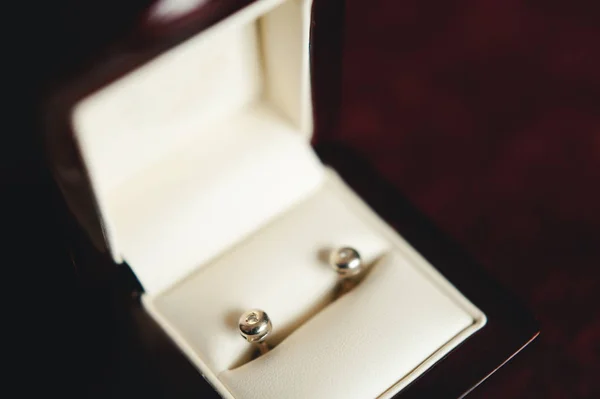 Jóias de casamento, brincos brancos e noiva pulseira, cerimônia de casamento, manhã da noiva, preparando-se para o casamento — Fotografia de Stock