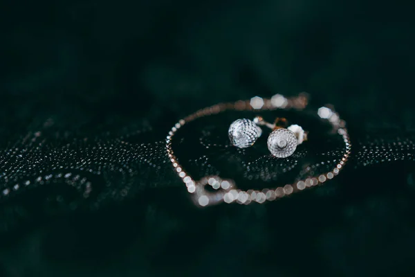 Joyería de boda, aretes blancos y pulsera novia, ceremonia de boda, la mañana de la novia, la preparación para la boda — Foto de Stock