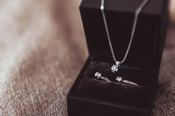 Joyería de boda, aretes blancos y pulsera novia, ceremonia de boda, la mañana de la novia, la preparación para la boda — Foto de Stock