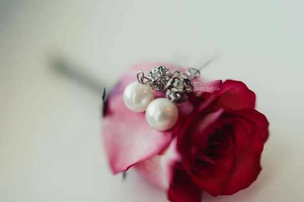 Весільні прикраси, білі сережки і браслет нареченої, весільна церемонія, ранок нареченої, підготовка до весілля — стокове фото