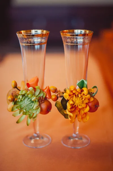 Two glasses of champagne on the background of the wedding bouquet of pink roses. Soft focus, selective focus — Stock Photo, Image