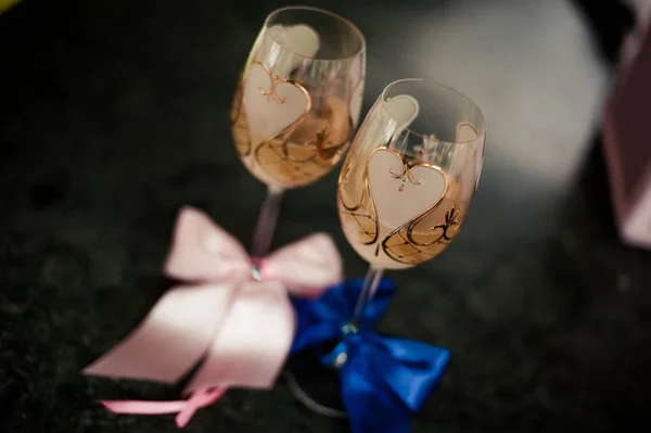 분홍색 장미로 만든 결혼 부케의 배경에는 샴페인두 잔이 있습니다. 부드러운 초점, 선택적 인 초점 — 스톡 사진