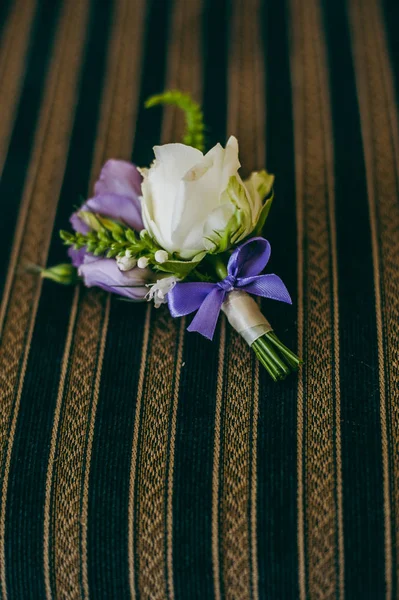 Boutonniere noivo e homem — Fotografia de Stock