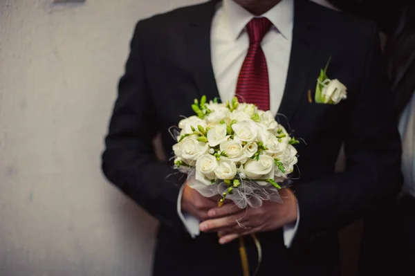 Sposo nuziale con bouquet di fiori della sposa fuori — Foto Stock