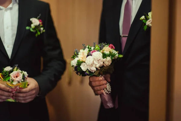 Свадебный жених с букетом цветов невесты снаружи — стоковое фото