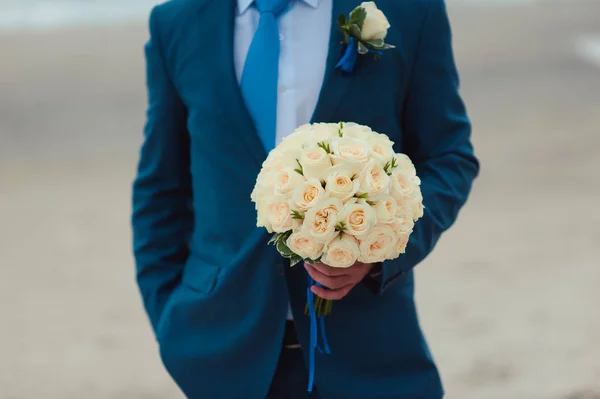 Bruidegom met Bruidskamer boeket van bloemen buiten het huwelijk — Stockfoto