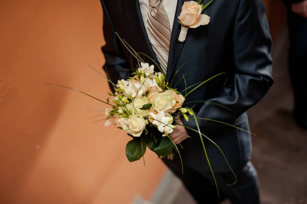 Sposo nuziale con bouquet di fiori della sposa fuori — Foto Stock