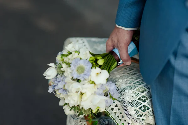 Bräutigam mit Brautstrauß draußen — Stockfoto