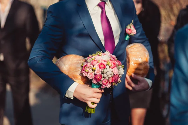 Noivo de casamento com buquê de flores da noiva fora — Fotografia de Stock