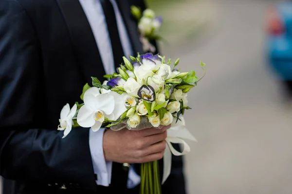 Noivo de casamento com buquê de flores da noiva fora — Fotografia de Stock