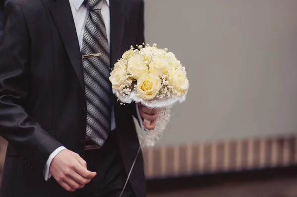 Damat ile gelin buket çiçek dışında düğün — Stok fotoğraf