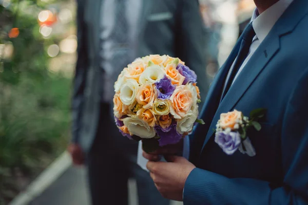 Bräutigam mit Brautstrauß draußen — Stockfoto