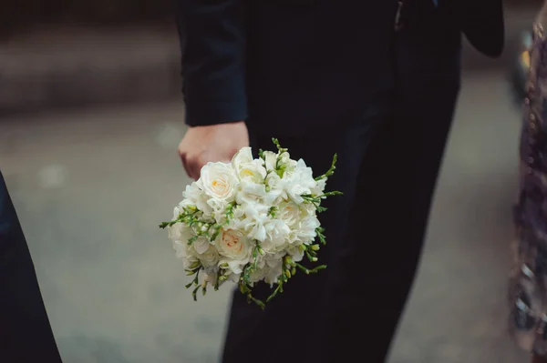 Boda novio con ramo de flores de novia en el exterior —  Fotos de Stock