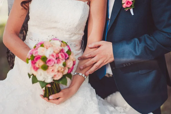 Noiva segurando grande buquê de casamento na cerimônia de casamento — Fotografia de Stock