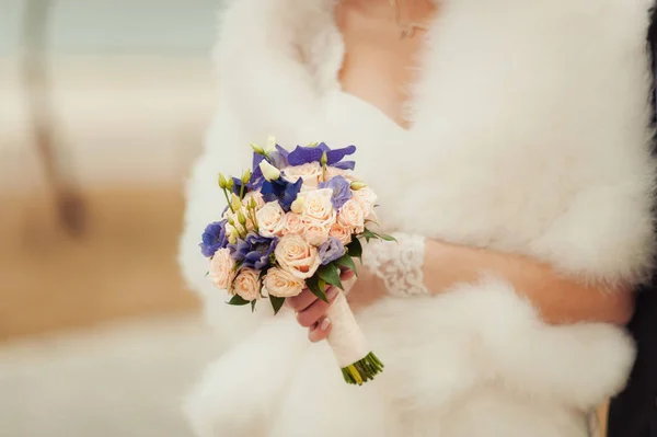 Mariée tenant un grand bouquet de mariage lors de la cérémonie de mariage — Photo