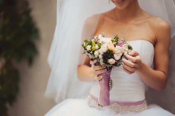 Mariée tenant un grand bouquet de mariage lors de la cérémonie de mariage — Photo