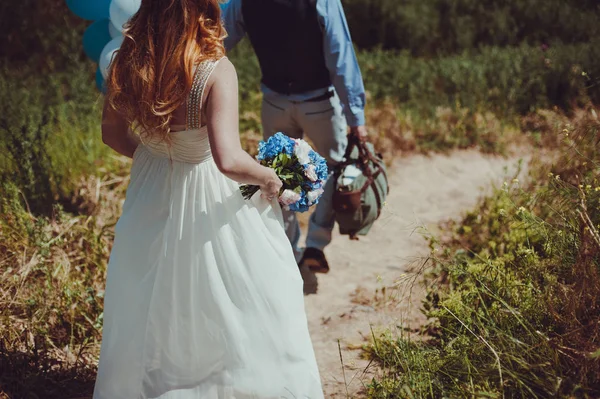 結婚式で大きな結婚式の花束を持っている花嫁 — ストック写真