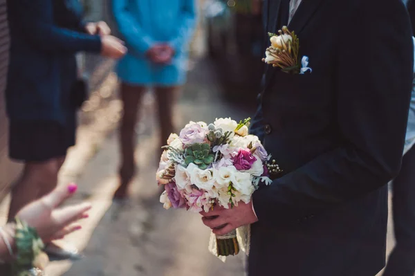 Panna młoda trzyma duży bukiet ślubny na ceremonii ślubnej — Zdjęcie stockowe