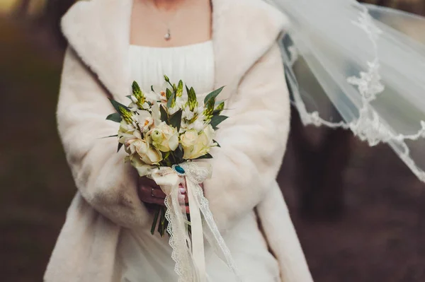 Panna młoda trzyma duży bukiet ślubny na ceremonii ślubnej — Zdjęcie stockowe