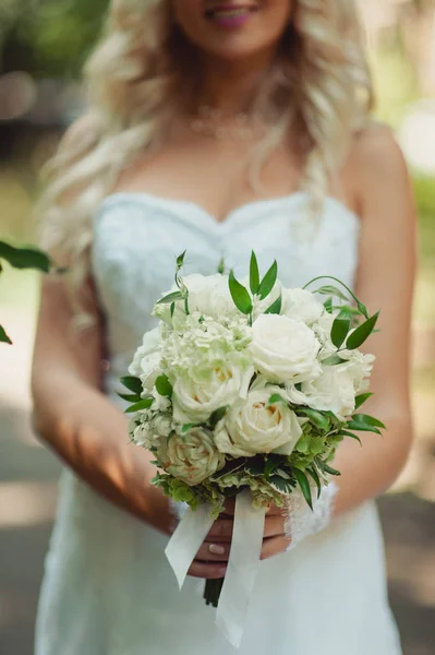 Bride holding big wedding bouquet on wedding ceremony — Stock Photo, Image