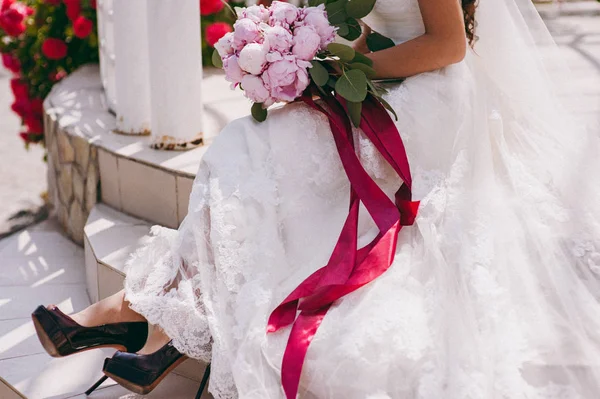 Bride holding big wedding bouquet on wedding ceremony — Stock Photo, Image