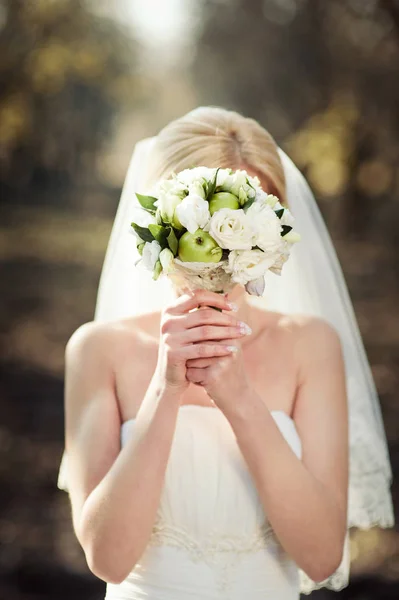 新娘在婚礼上捧着大大的结婚花束 — 图库照片