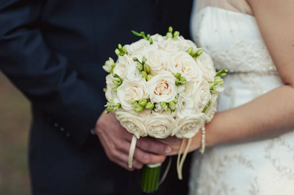 Noiva segurando grande buquê de casamento na cerimônia de casamento — Fotografia de Stock