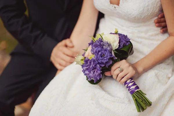 Bride holding big wedding bouquet on wedding ceremony — Stock Photo, Image