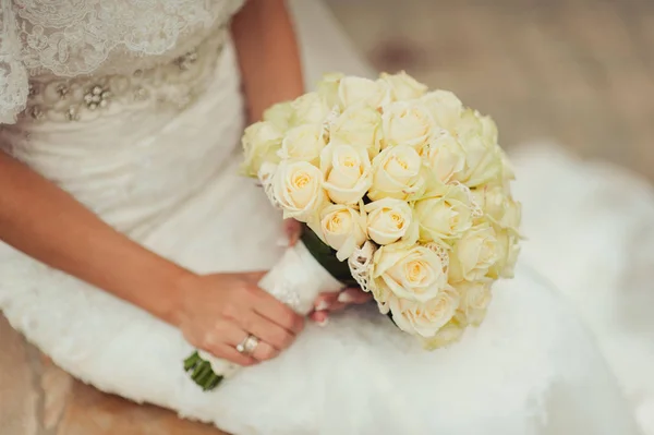 Bruid met grote bruiloft boeket op bruiloft ceremonie — Stockfoto