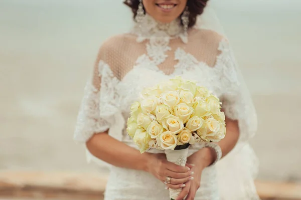 Braut hält großen Hochzeitsstrauß bei Trauung — Stockfoto