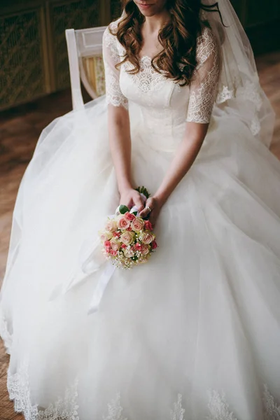 Bride holding big wedding bouquet on wedding ceremony — Stock Photo, Image